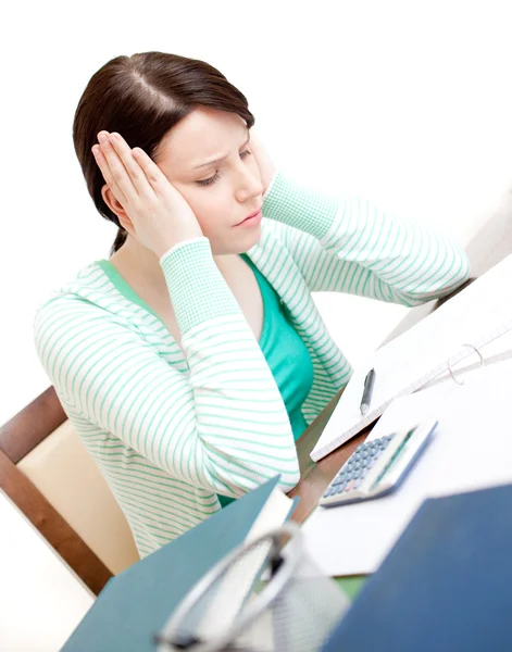 Раздражённая студентка делает домашнее задание — стоковое фото