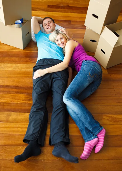 Ευτυχισμένο ζευγάρι χαλαρωτικό στο πάτωμα. μετακόμιση — Φωτογραφία Αρχείου