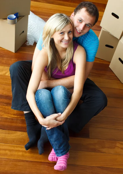 床に座ってカップル。移動家 — ストック写真