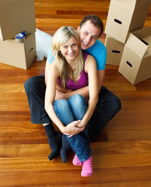 Ângulo alto de um casal sentado no chão. Mudança de casa — Fotografia de Stock