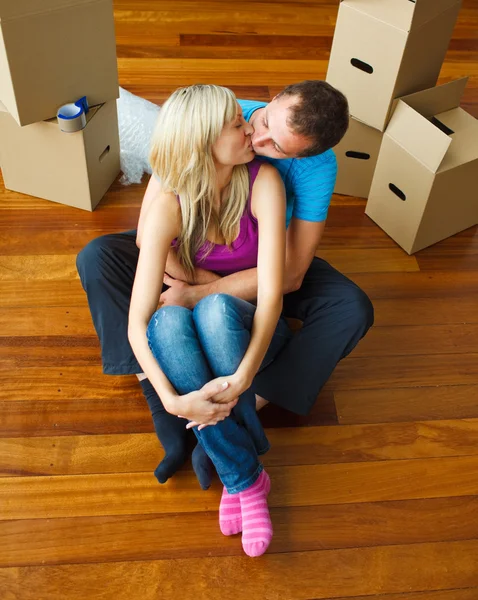 Yeni eve taşınma ve birbirlerini öpmeye Çift — Stok fotoğraf