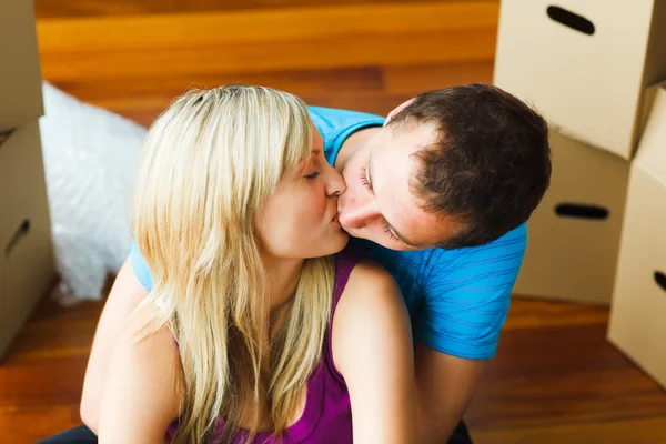Paar verhuizen naar nieuwe huis en kussen — Stockfoto