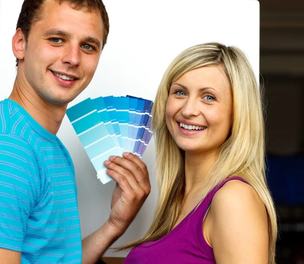 Coppia con campioni di colore per dipingere nuova casa — Foto Stock