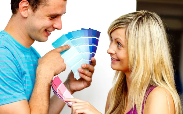 Couple avec des échantillons de couleur pour peindre un nouvel appartement. Notion de de — Photo