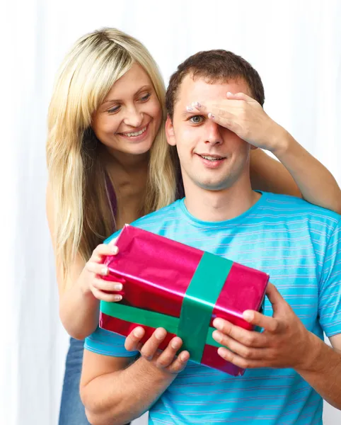 Kvinna ger en present till pojkvännen — Stockfoto
