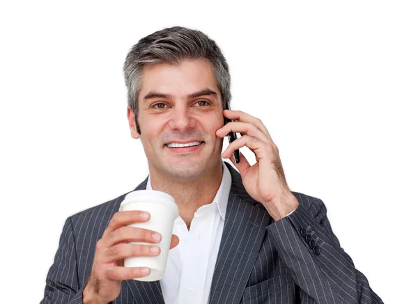 Vertrouwen zakenman op telefoon terwijl het drinken van een kopje koffie — Stockfoto