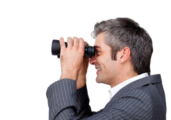 Hombre de negocios carismático usando prismáticos — Foto de Stock