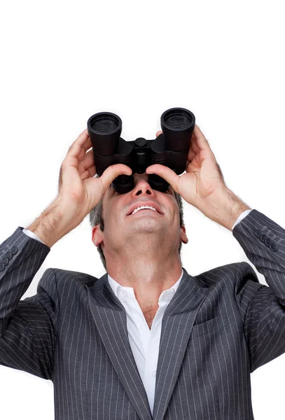 Empresário positivo olhando para cima através de um par de binóculos — Fotografia de Stock