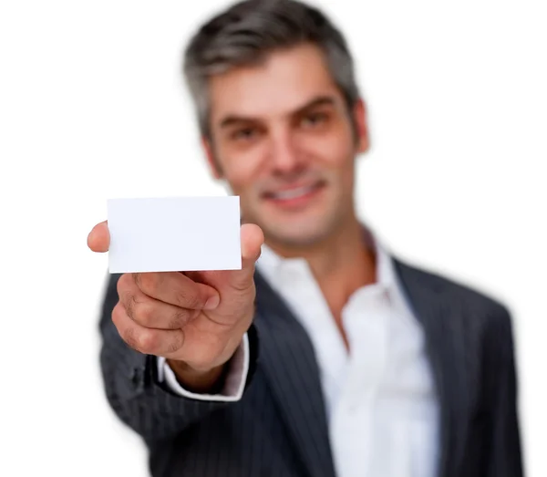 Empresário positivo mostrando um cartão branco — Fotografia de Stock
