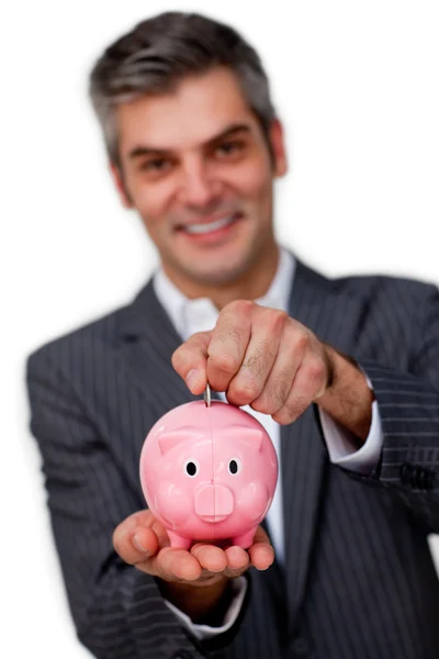 Geschäftsmann spart Geld im Sparschwein — Stockfoto