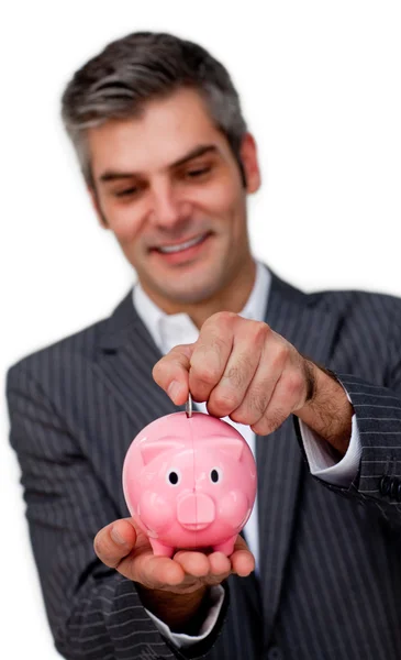 Säker affärsman spara pengar i en piggybank — Stockfoto