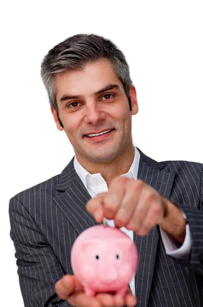 Самоуверенный бизнесмен откладывает деньги в копилке — стоковое фото