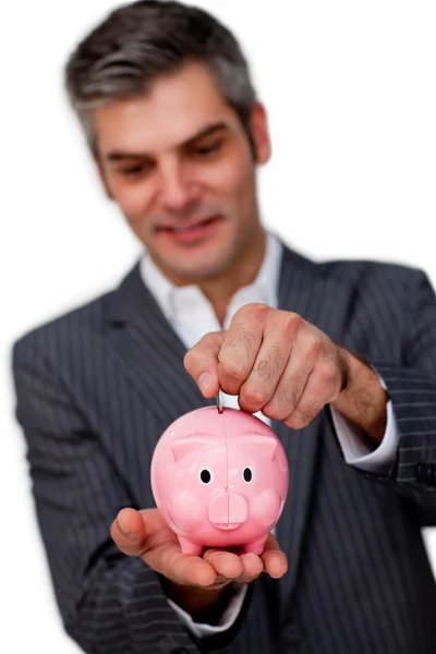 Sofisticado ejecutivo masculino ahorrando dinero en una hucha — Foto de Stock