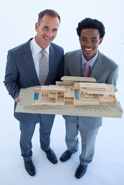 Architectes tenant une maison modèle — Photo