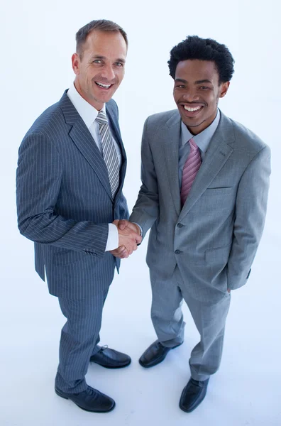 Empresários caucasianos e afro-americanos apertando as mãos — Fotografia de Stock