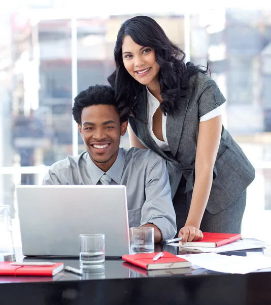Geschäftsfrau und Geschäftsmann arbeiten mit Laptop — Stockfoto