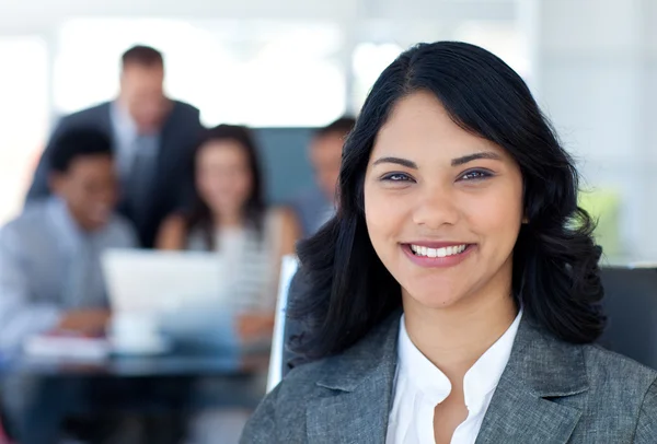Mulher de negócios bonita sorrindo com sua equipe trabalhando no escritório — Fotografia de Stock
