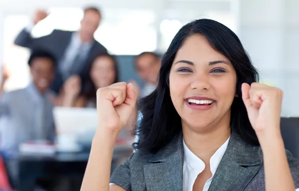 Geschäftsfrau feiert Erfolg im Amt — Stockfoto