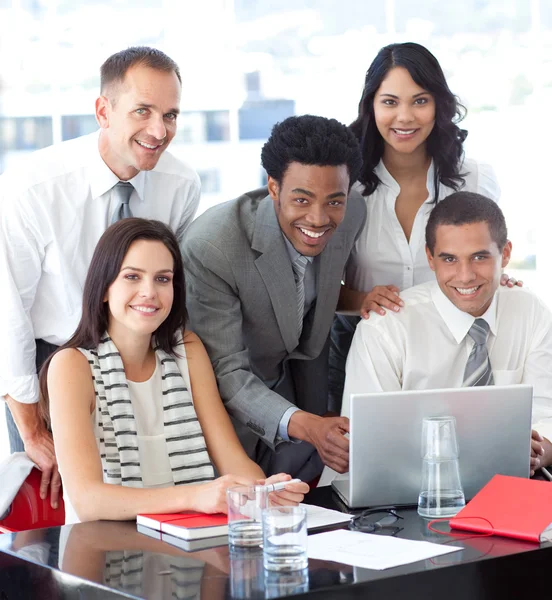 Multietniska verksamhet team arbetar tillsammans i office — Stockfoto