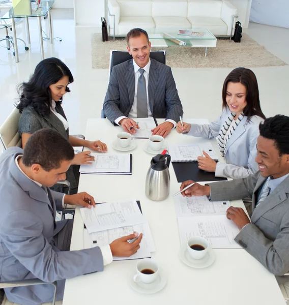 Negócios discutindo em uma reunião — Fotografia de Stock