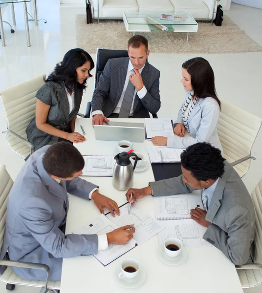 Hoge hoek van businessteam werken in een vergadering — Stockfoto