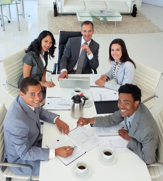 Leende företag arbetar i ett möte — Stockfoto