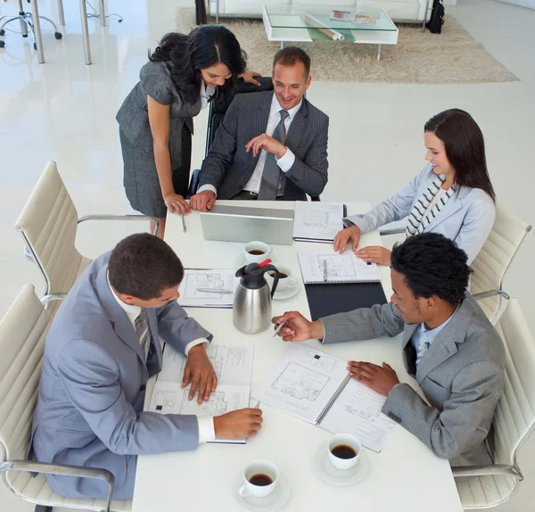 Hoge hoek van bedrijf werken in een vergadering — Stockfoto