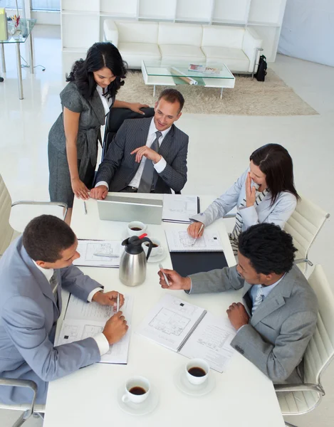 Businessteam talking about a project in a meeting — Stock Photo, Image