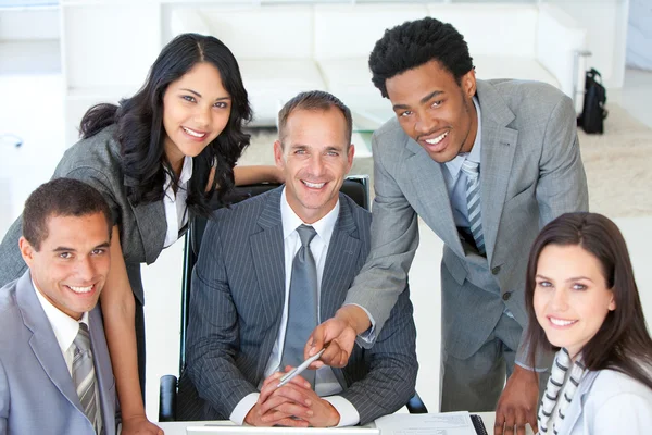 Zakelijke samenwerken in een project — Stockfoto