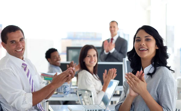 Businessteam aplaudindo um colega após uma apresentação — Fotografia de Stock