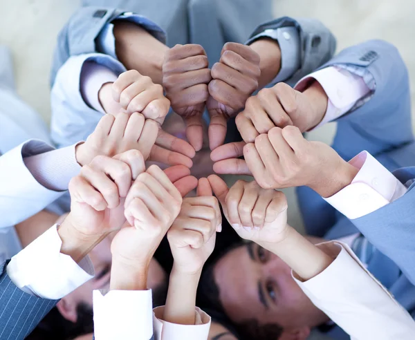 Närbild av företag team på golvet i en cirkel med tummen upp — Stockfoto