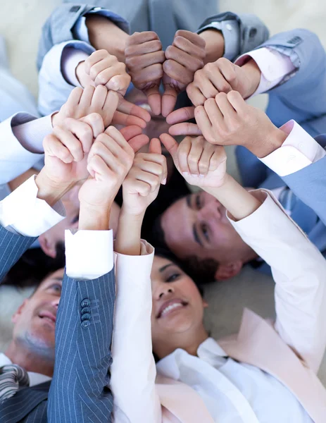 Business-Team am Boden im Kreis mit erhobenem Daumen — Stockfoto