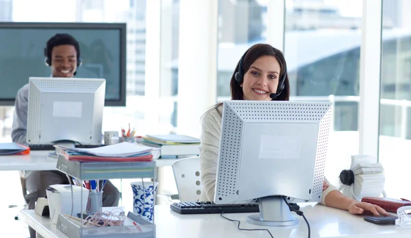 Zakenvrouw met een headset over het werken in een callcenter — Stockfoto