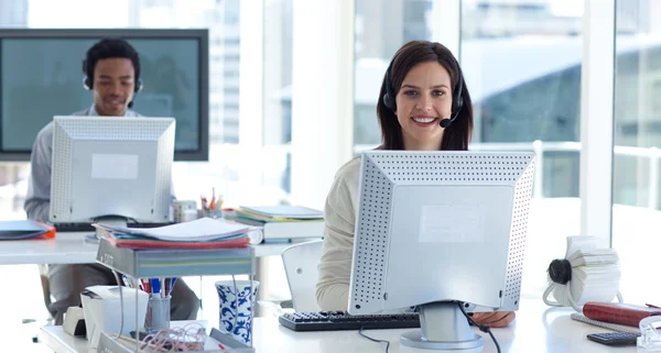 Mooie brunette zakenvrouw werken in een callcenter — Stockfoto