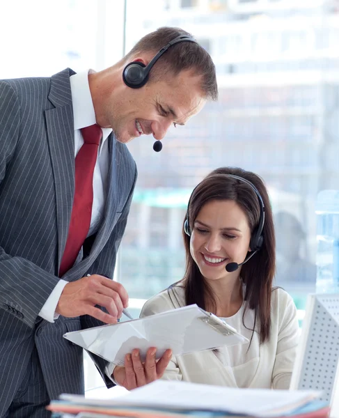 Chef talar till en affärskvinna i ett callcenter — Stockfoto