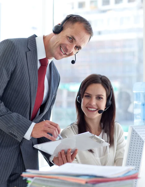 Gerente trabalhando com empresária em um call center — Fotografia de Stock