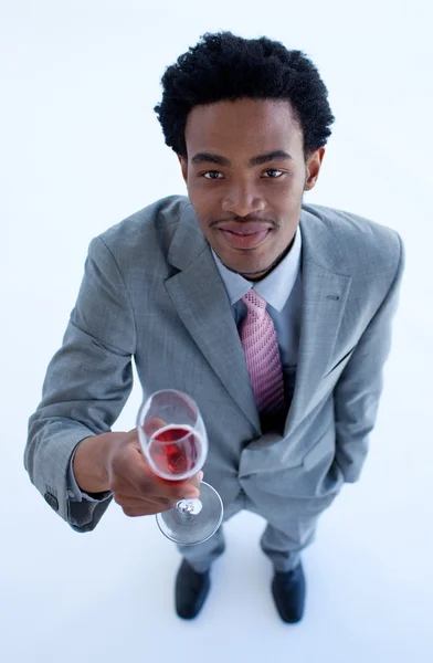 Αφρο-αμερικανικό επιχειρηματίας κρατώντας ένα ποτήρι κρασί — Φωτογραφία Αρχείου