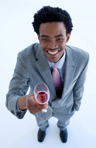 ワインのガラスを保持しているアフリカ系アメリカ人の実業家の笑みを浮かべてください。 — ストック写真