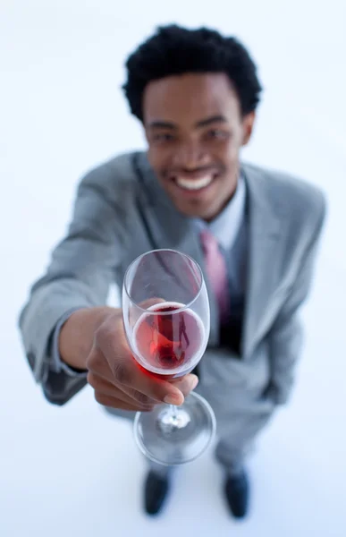 Empresário afro-americano comemorando um sucesso com vinho — Fotografia de Stock