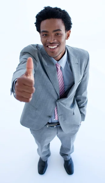 Улыбающийся афро-американский бизнесмен с большим пальцем вверх — стоковое фото