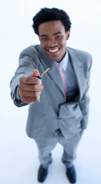 Afroamerikanischer Geschäftsmann im Besitz eines Schlüssels. Immobilienkonzept — Stockfoto