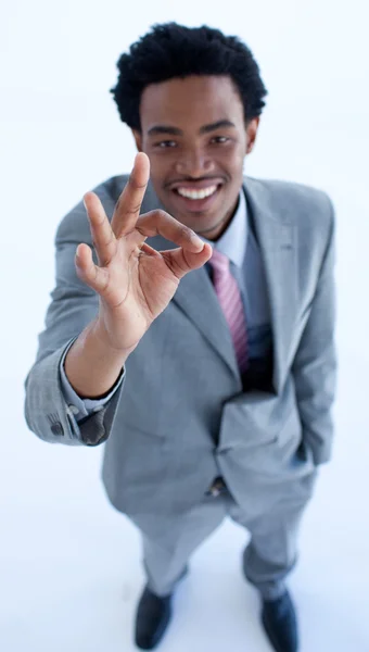 Афро-американский бизнесмен демонстрирует признаки ОК — стоковое фото