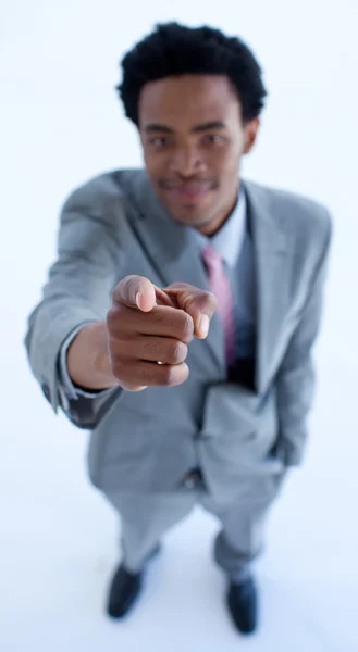 Afro-Amerikaanse zakenman wijzend op de camera — Stockfoto