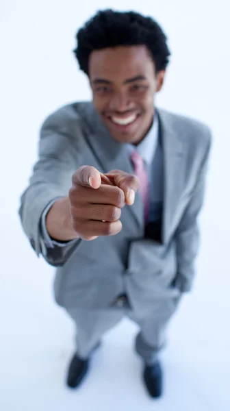 Lachende Afrikaanse zakenman wijzend op de camera — Stockfoto