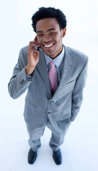 Uomo d'affari sorridente che parla su un telefono cellulare — Foto Stock