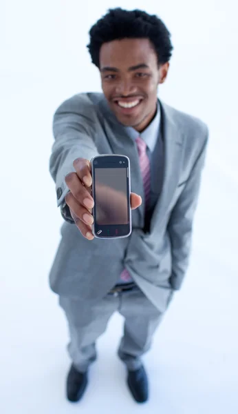 Empresário afro-americano mostrando um celular para a câmera — Fotografia de Stock