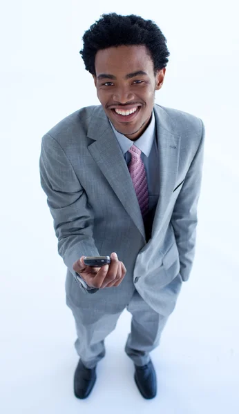 Empresário afro-americano segurando um celular — Fotografia de Stock