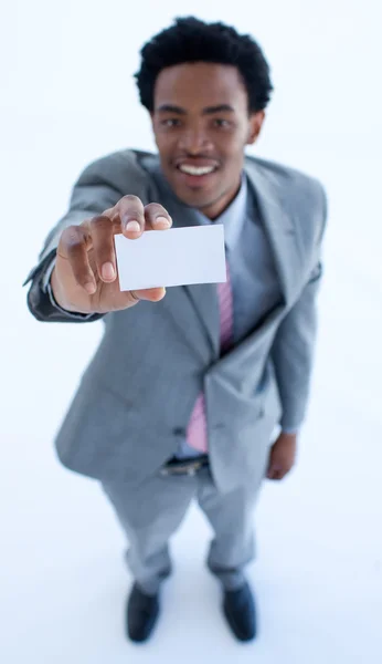 Αφρικανική επιχειρηματίας δείχνει μια μικρή επαγγελματική κάρτα — Φωτογραφία Αρχείου