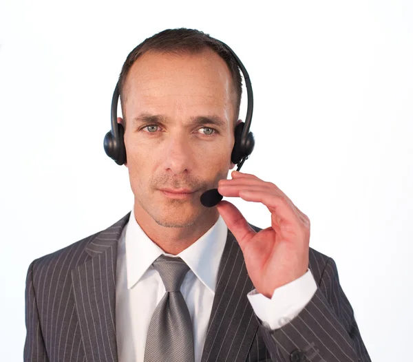Homem de negócios sério com um fone de ouvido em — Fotografia de Stock