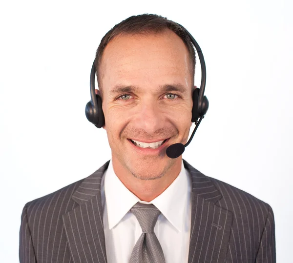 Un hombre de negocios sonriente con auriculares puestos —  Fotos de Stock